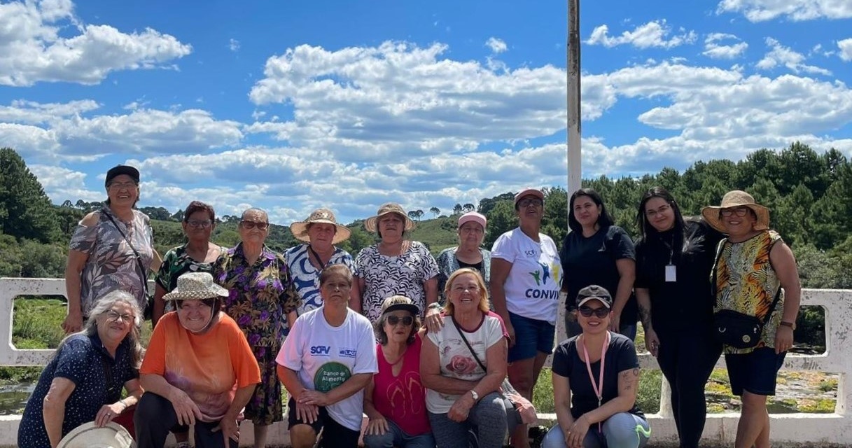 Entre sorrisos, memórias e natureza, idosos do Cras II vivem dia especial no Salto Caveiras