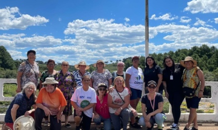 Entre sorrisos, memórias e natureza, idosos do Cras II vivem dia especial no Salto Caveiras
