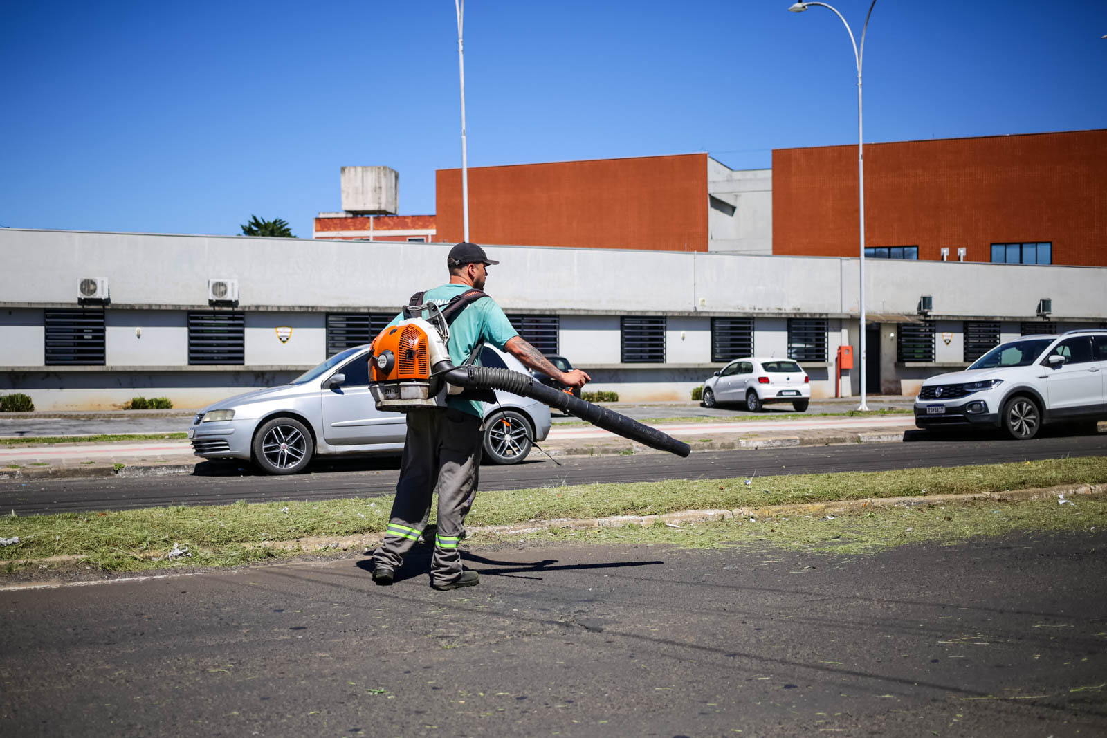 Equipes da Prefeitura de Lages deixam cidade mais limpa e bonita para população e visitantes e melhoram mobilidade urbana em oito endereços do município