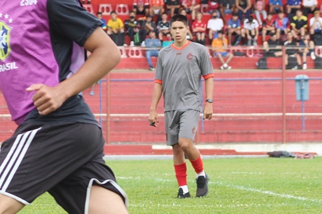 Jogador lageano Calebe tem atitude exemplar ao defender auxiliar de arbitragem em jogo do Campeonato Estadual do Mato Grosso