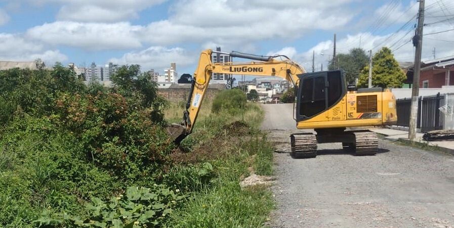 Trabalho preventivo da Defesa Civil de Lages reduz riscos de enxurradas e enchentes nos bairros a partir da limpeza de córregos
