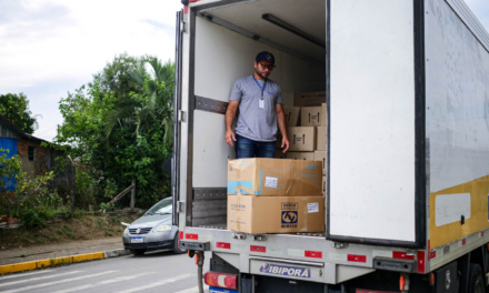 Tudo pronto para entrega dos 15 mil kits de material escolar e mochilas às crianças e estudantes do Sistema Municipal de Educação