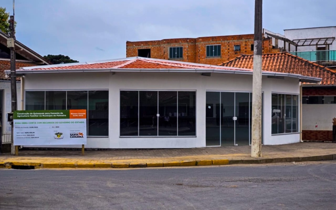 Cidade de Palmeira mantém ritmo de entregas e inaugura quiosque da Feira da Agricultura Familiar