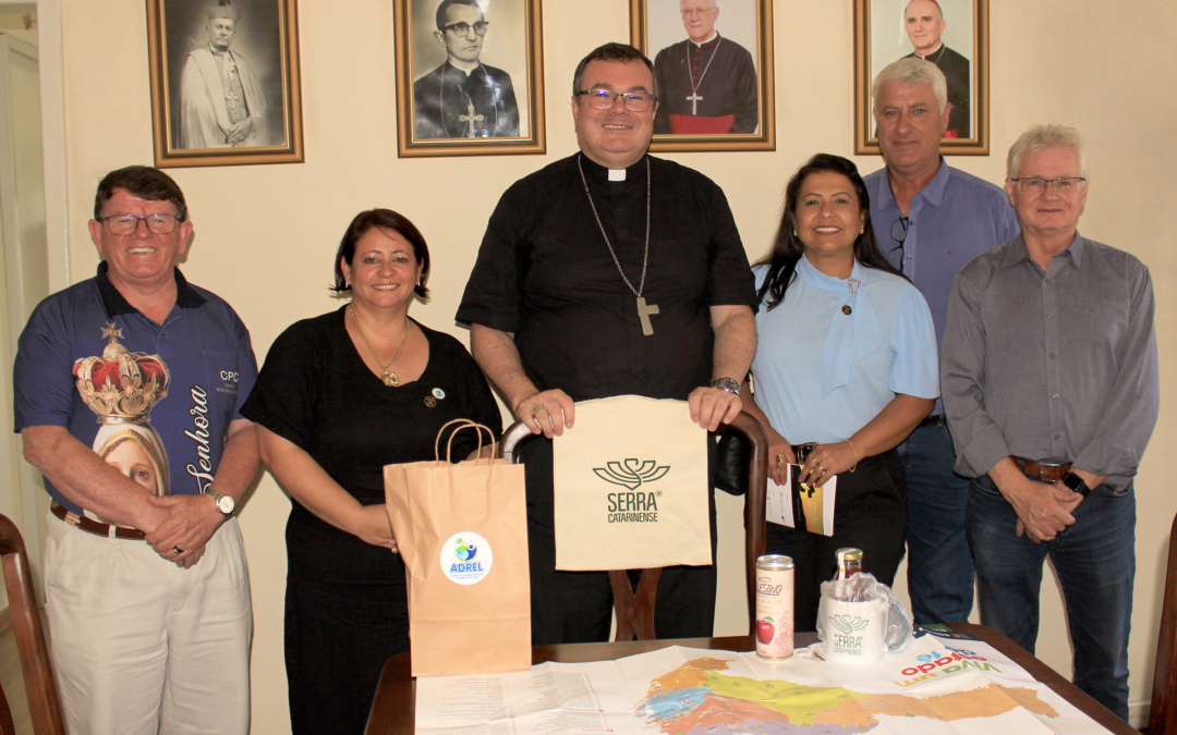 Fabiano Baldessar e o bispo Dom Gilson Meurer discutem criação de roteiro turístico religioso