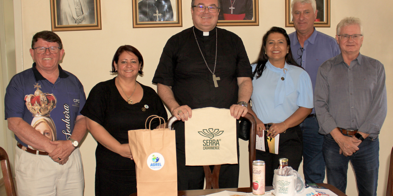Fabiano Baldessar e o bispo Dom Gilson Meurer discutem criação de roteiro turístico religioso
