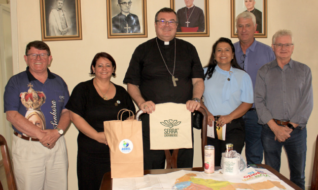 Fabiano Baldessar e o bispo Dom Gilson Meurer discutem criação de roteiro turístico religioso