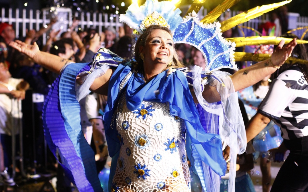 Brilho e emoção: Escolas de Samba encerram Carnaval de Rua de Lages 2026