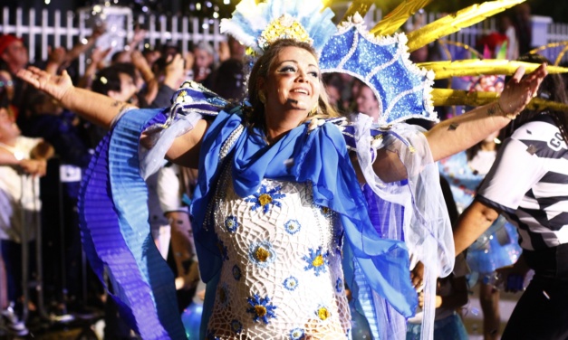 Brilho e emoção: Escolas de Samba encerram Carnaval de Rua de Lages 2026