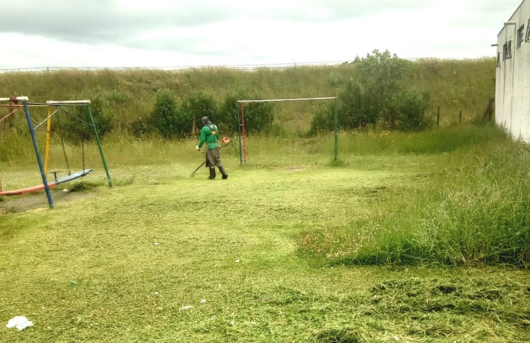 Com calor intenso, Prefeitura reforça limpeza e roçadas em diversos bairros
