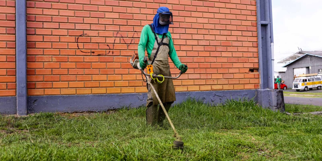 Equipes de Serviços Públicos atuam em vias de grande movimento e bairros de Lages