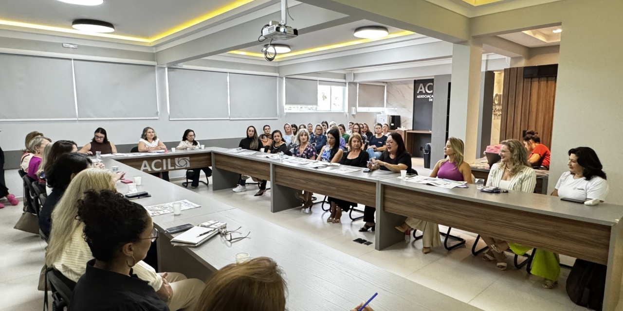 Suzana Duarte apresenta as ações programadas pela Secretaria da Mulher em reunião do Núcleo da Mulher da ACIL