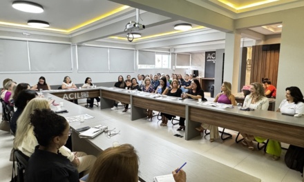 Suzana Duarte apresenta as ações programadas pela Secretaria da Mulher em reunião do Núcleo da Mulher da ACIL