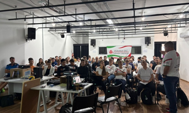 Lages sedia curso de arbitragem de vôlei para formação de árbitros e apontadores