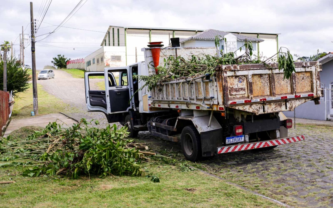 Praças e avenidas de grande circulação recebem limpeza e roçada nesta quinta-feira