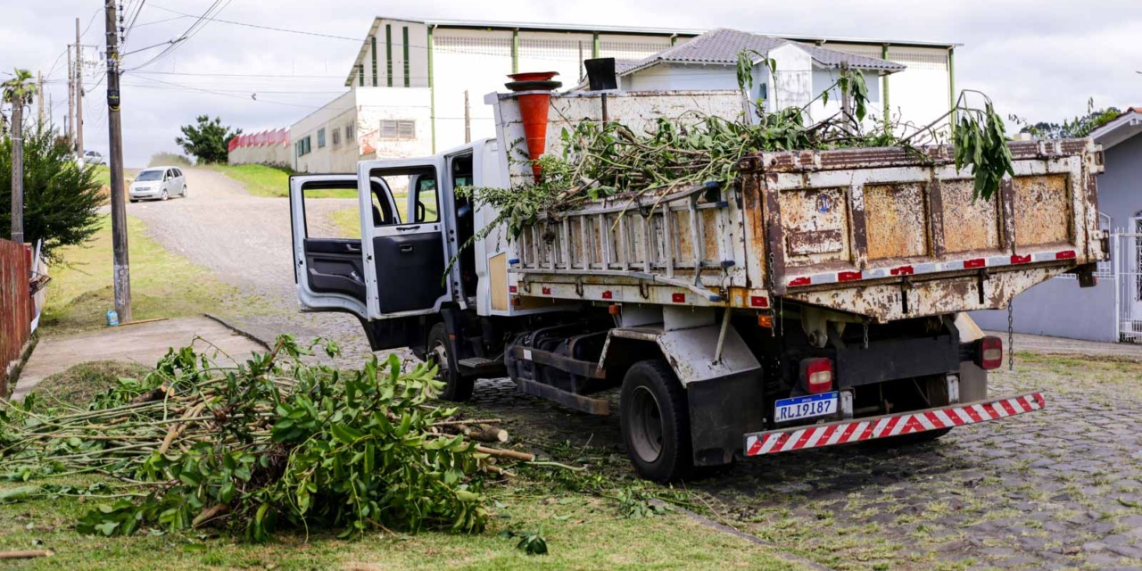 Praças e avenidas de grande circulação recebem limpeza e roçada nesta quinta-feira