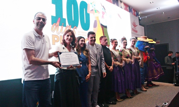 Prefeitura de Lages recebe Certificado de Registro de Direitos Autorais da logomarca da Festa do Pinhão