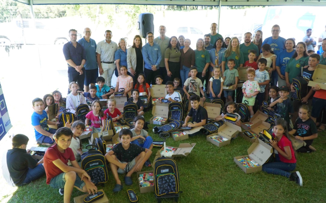 Secretaria da Educação entrega kits de materiais escolares às crianças e estudantes das Escolas do Campo