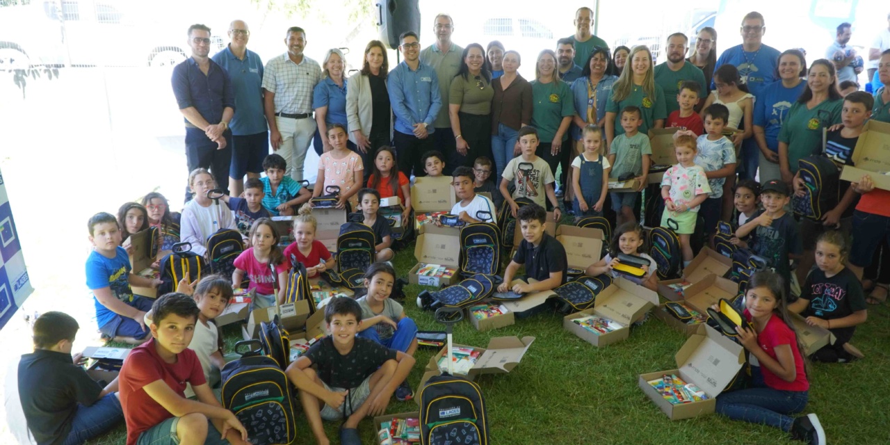 Secretaria da Educação entrega kits de materiais escolares às crianças e estudantes das Escolas do Campo