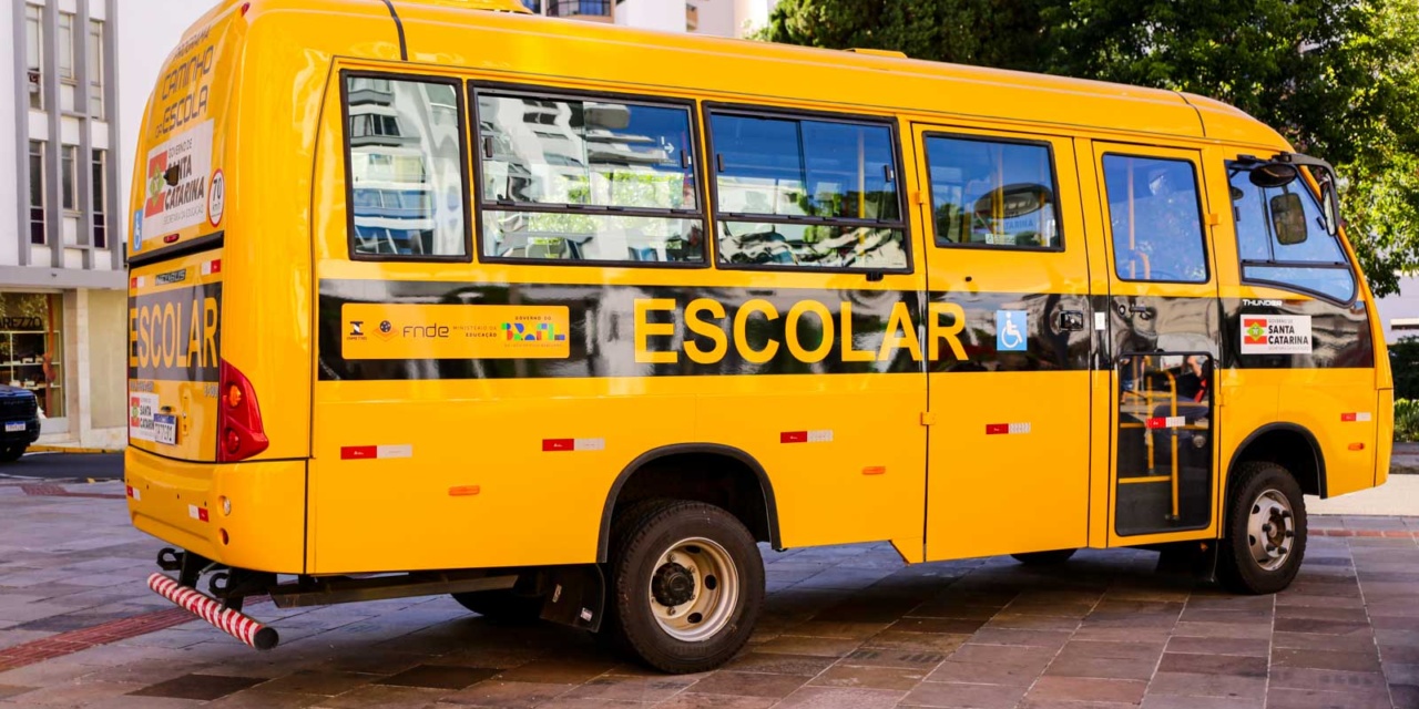 Secretaria da Educação recebe ônibus para reforço do transporte escolar