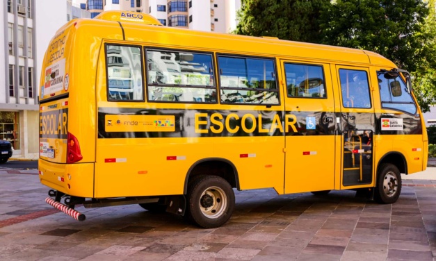 Secretaria da Educação recebe ônibus para reforço do transporte escolar