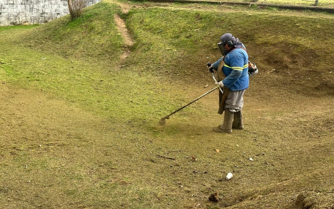 Serviços Públicos avança em várias frentes de limpeza urbana e roçadas nesta sexta-feira em Lages