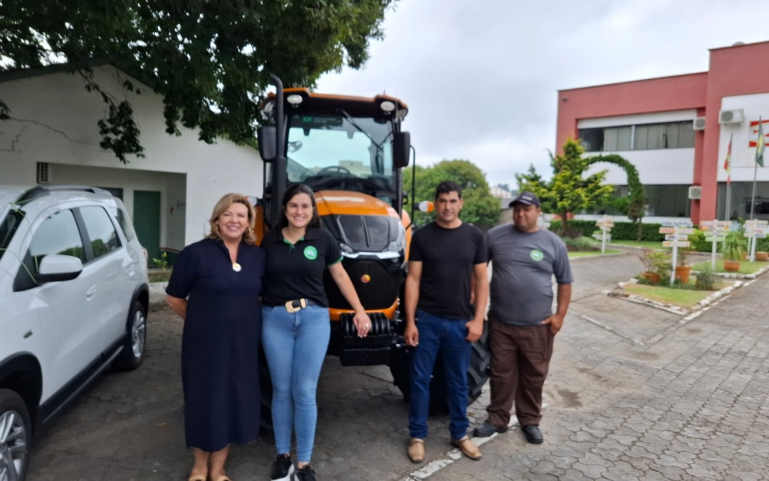 Prefeitura de Bocaina do Sul recebe novo trator para a Secretaria de Agricultura