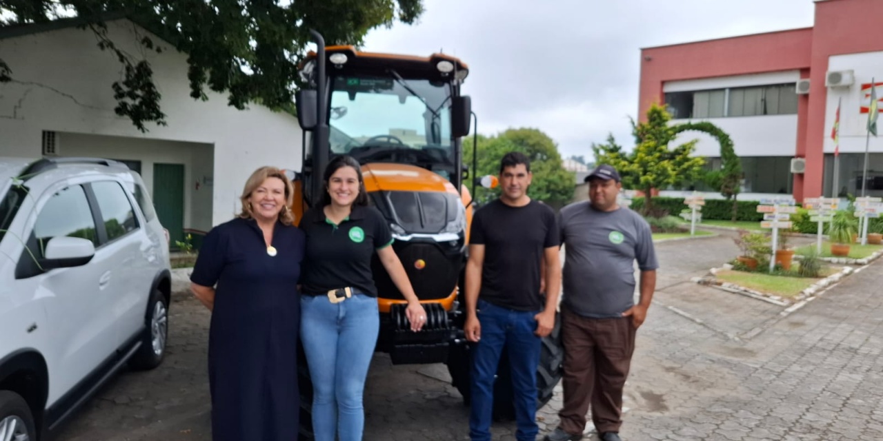 Prefeitura de Bocaina do Sul recebe novo trator para a Secretaria de Agricultura
