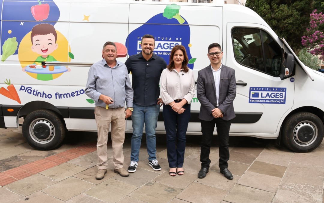 Lucas Neves entrega furgão para fortalecer logística da merenda escolar em Lages