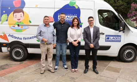 Lucas Neves entrega furgão para fortalecer logística da merenda escolar em Lages