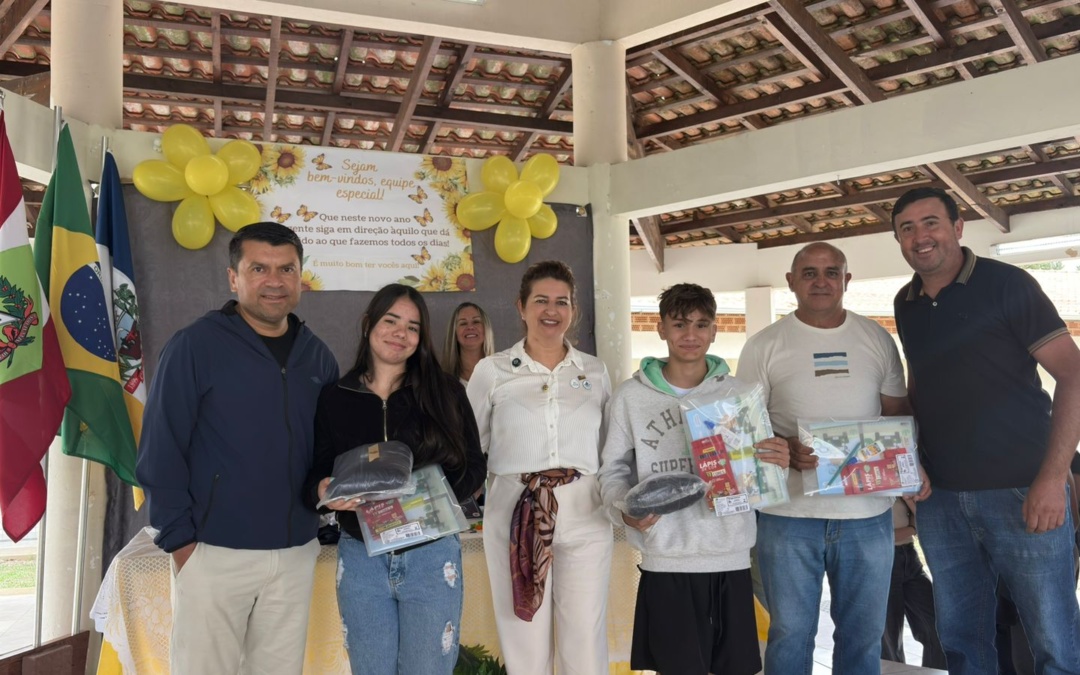 Capão Alto: entrega de uniformes e kits escolares marcam início do ano letivo