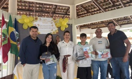 Capão Alto: entrega de uniformes e kits escolares marcam início do ano letivo