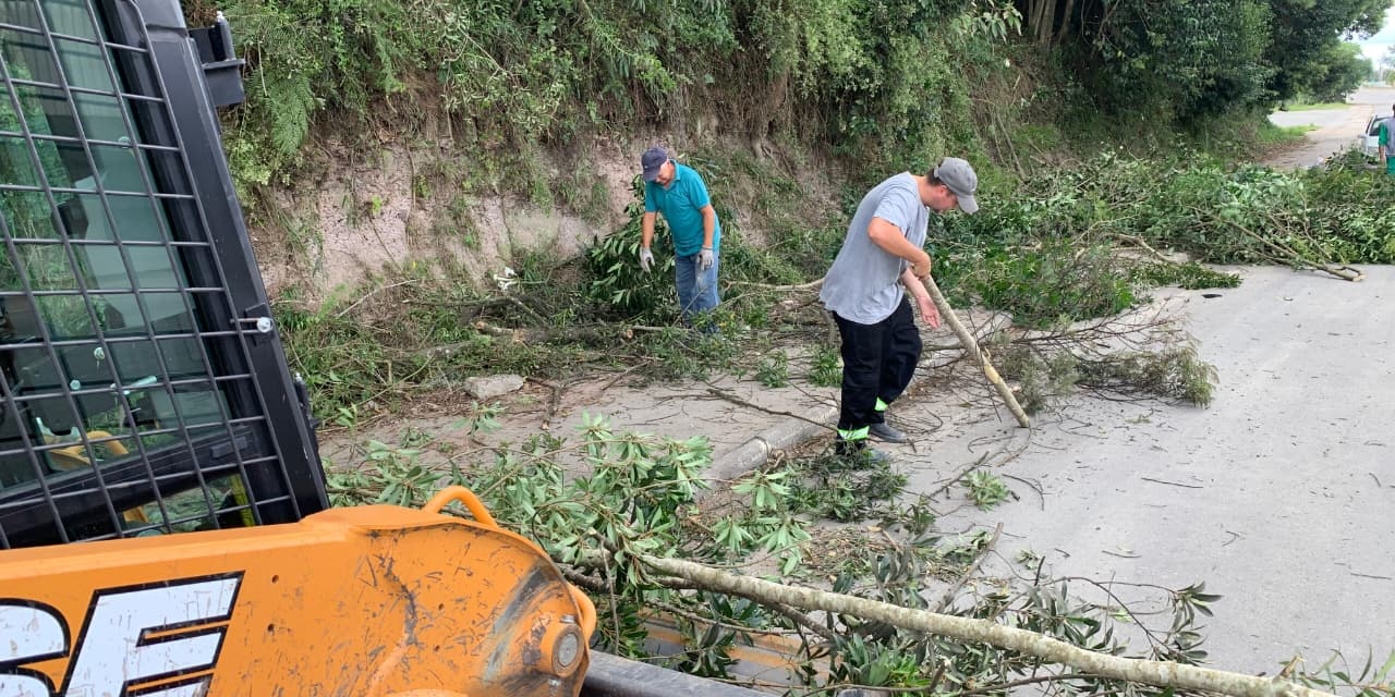Mutirão de limpeza reforça segurança e preservação ambiental às margens da SC-114 em Otacílio Costa