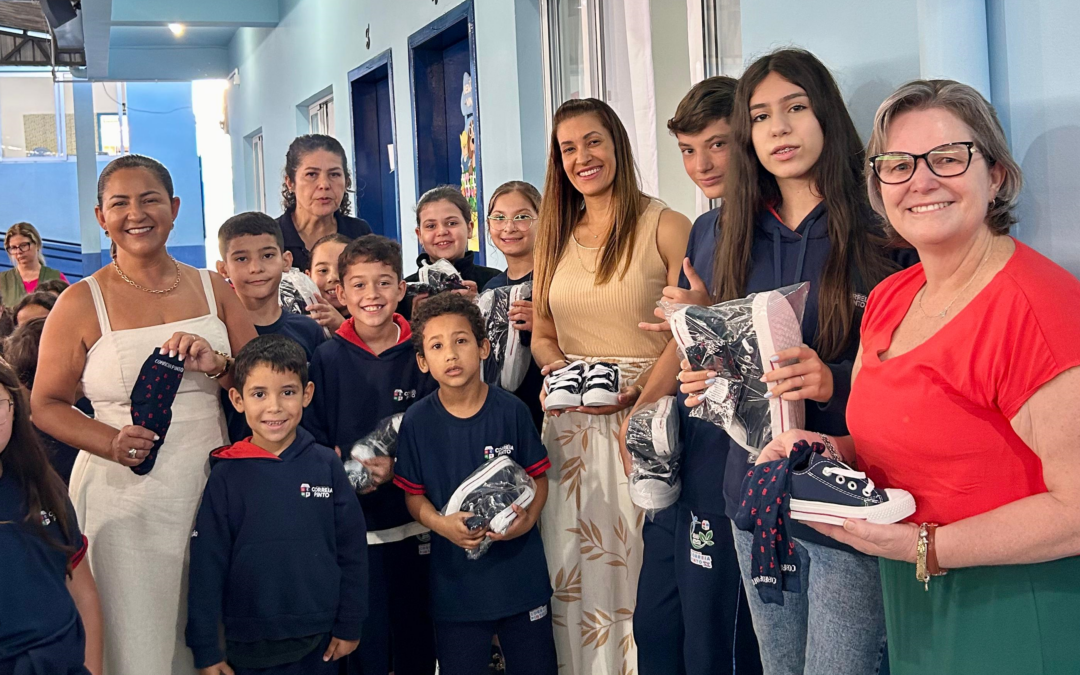 EDUCAÇÃO NOTA 10: PREFEITURA DE CORREIA PINTO REALIZA ENTREGA INÉDITA DE TÊNIS E MEIAS PARA ALUNOS DA REDE MUNICIPAL