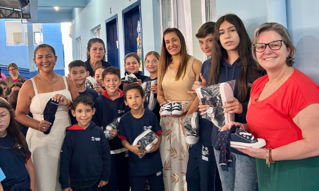 EDUCAÇÃO NOTA 10: PREFEITURA DE CORREIA PINTO REALIZA ENTREGA INÉDITA DE TÊNIS E MEIAS PARA ALUNOS DA REDE MUNICIPAL