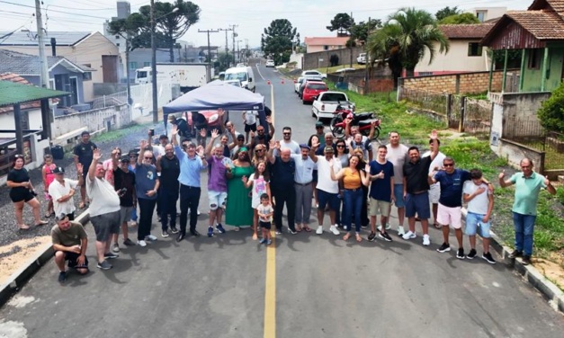 Vereador Polaco e comunidade comemoram pavimentação na Benjamin Constant