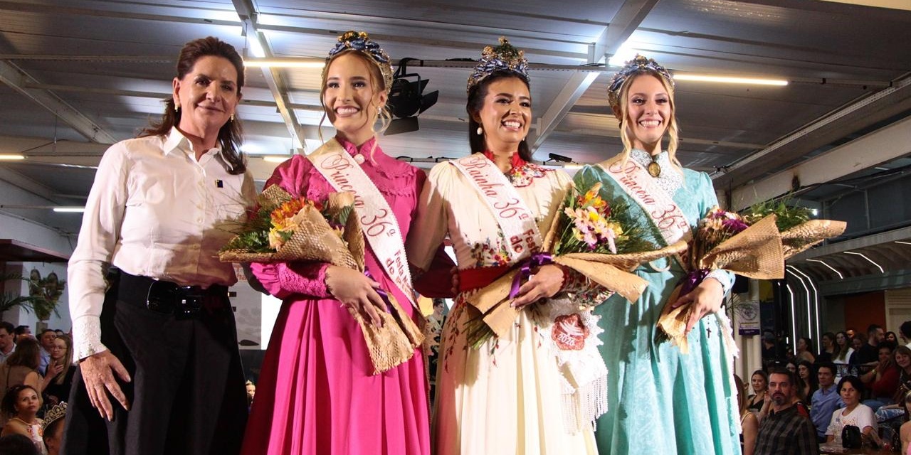 Maria Júlia Branco da Silveira é eleita Rainha da 36ª Festa Nacional do Pinhão