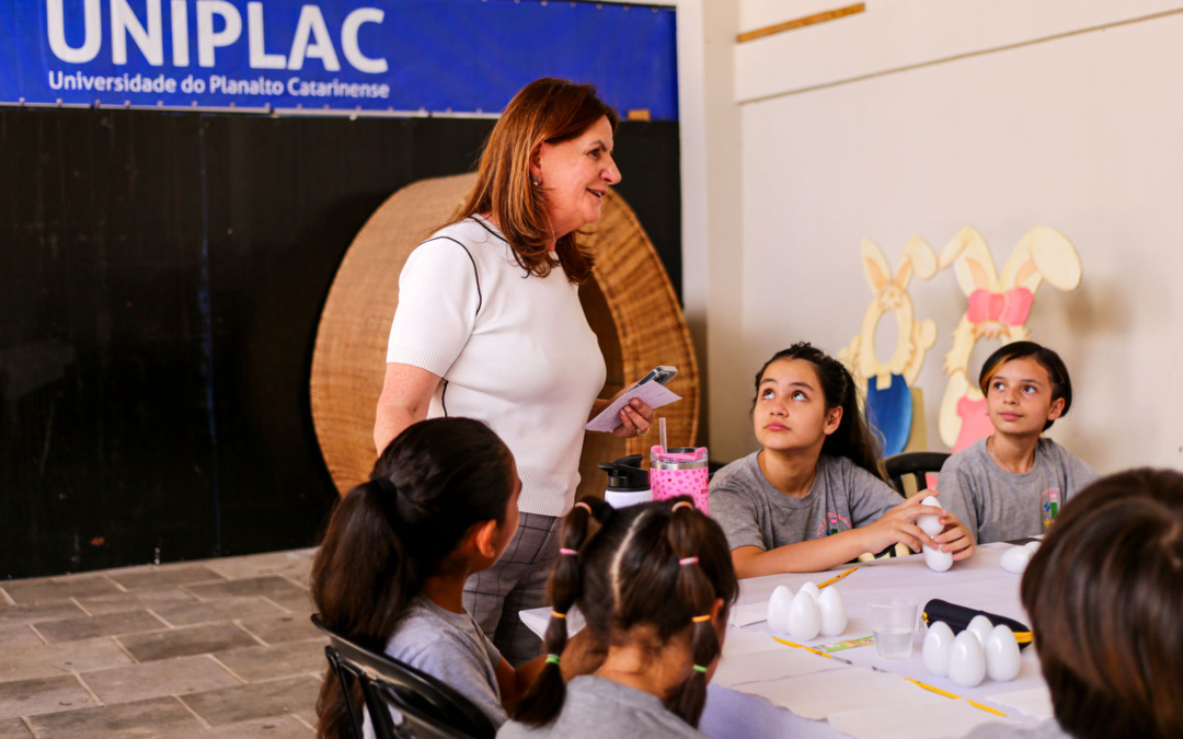 Doce Páscoa: Crianças e estudantes do Sistema Municipal de Educação irão pintar mais de cinco mil ovos para decorar árvores da Praça João Costa