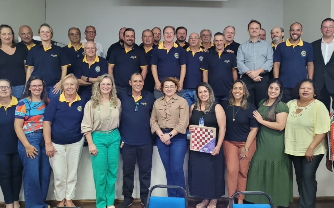 Parceria solidária: Assistência Social recebe doação de materiais esportivos e de recreação do Rotary Club Coral destinados ao SAICA