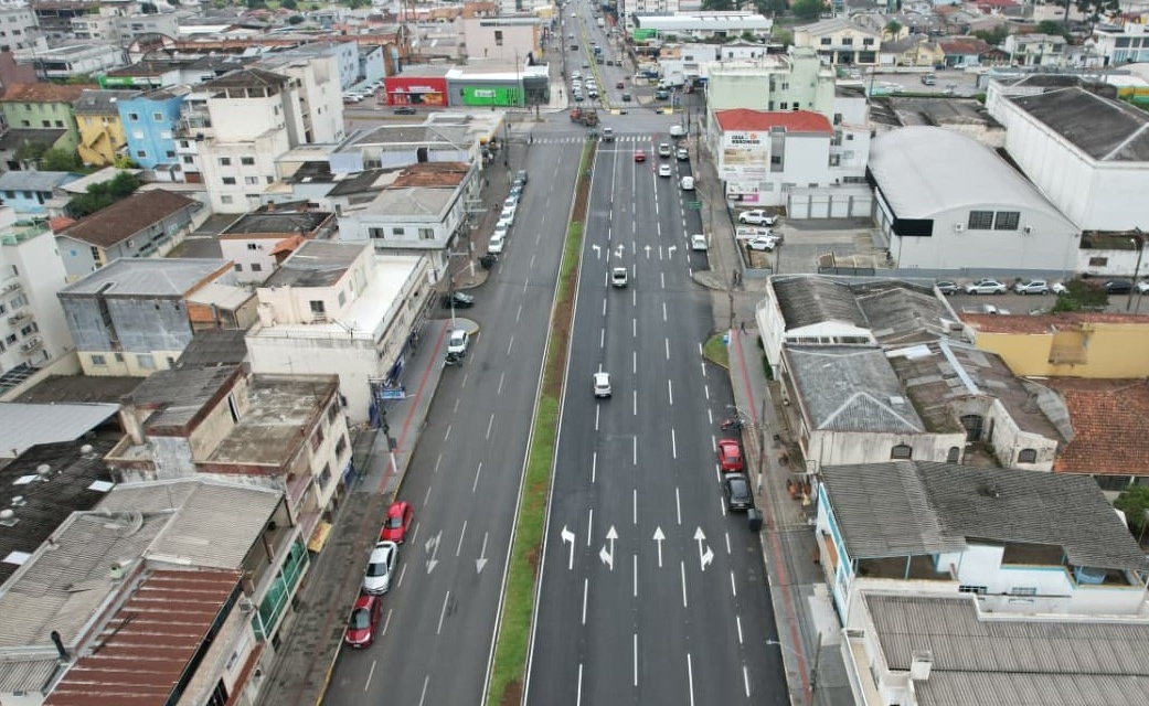 Quatro pistas, novo semáforo e sinalização reorganizam trânsito na avenida Presidente Vargas