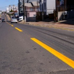 Sinalização de trânsito e mudança em via estratégica são realizadas para melhorar fluxo de veículos