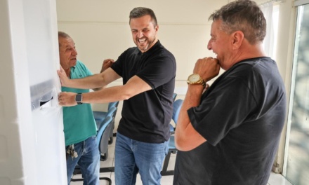 Deputado Lucas Neves entrega mobília para capelas mortuárias de Lages