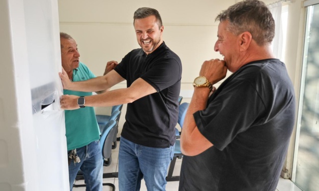 Deputado Lucas Neves entrega mobília para capelas mortuárias de Lages
